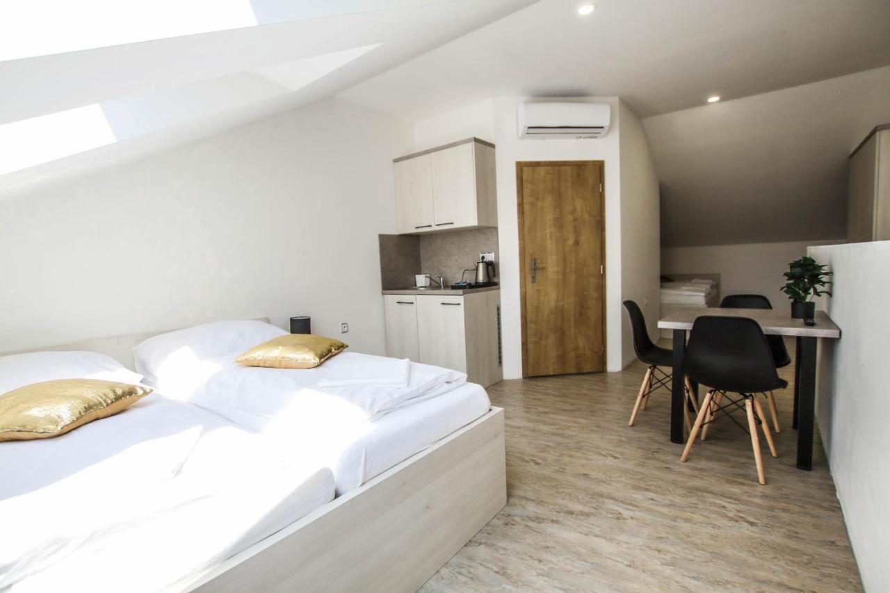 Hotel U Plaze 迪耶河畔弗拉诺夫 外观 照片